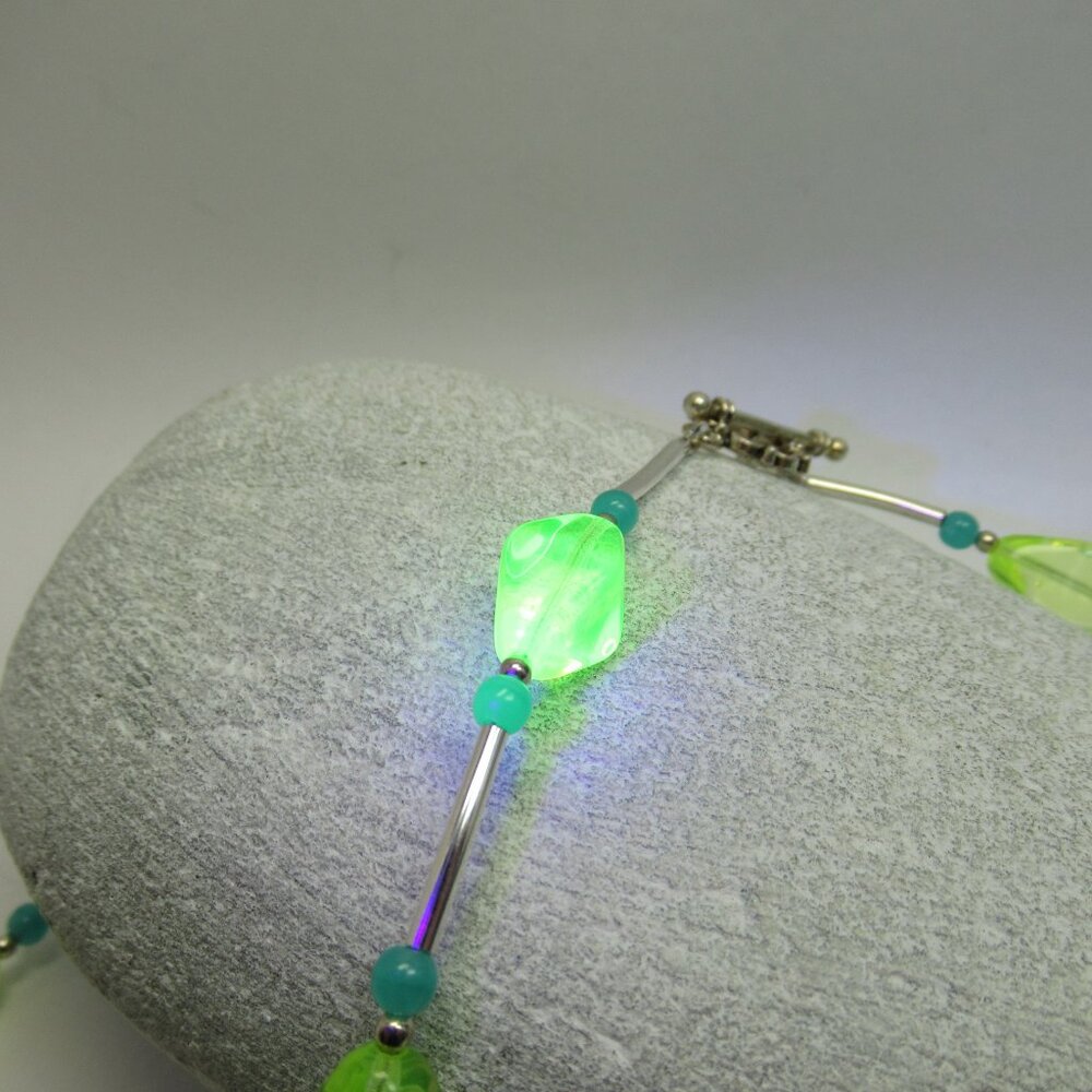 Uranium glass bead necklace - Picture 8 of 10